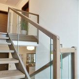 Holztreppe mit Glas