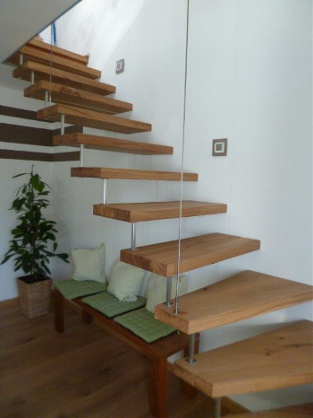 Aufgehängt an Seilen